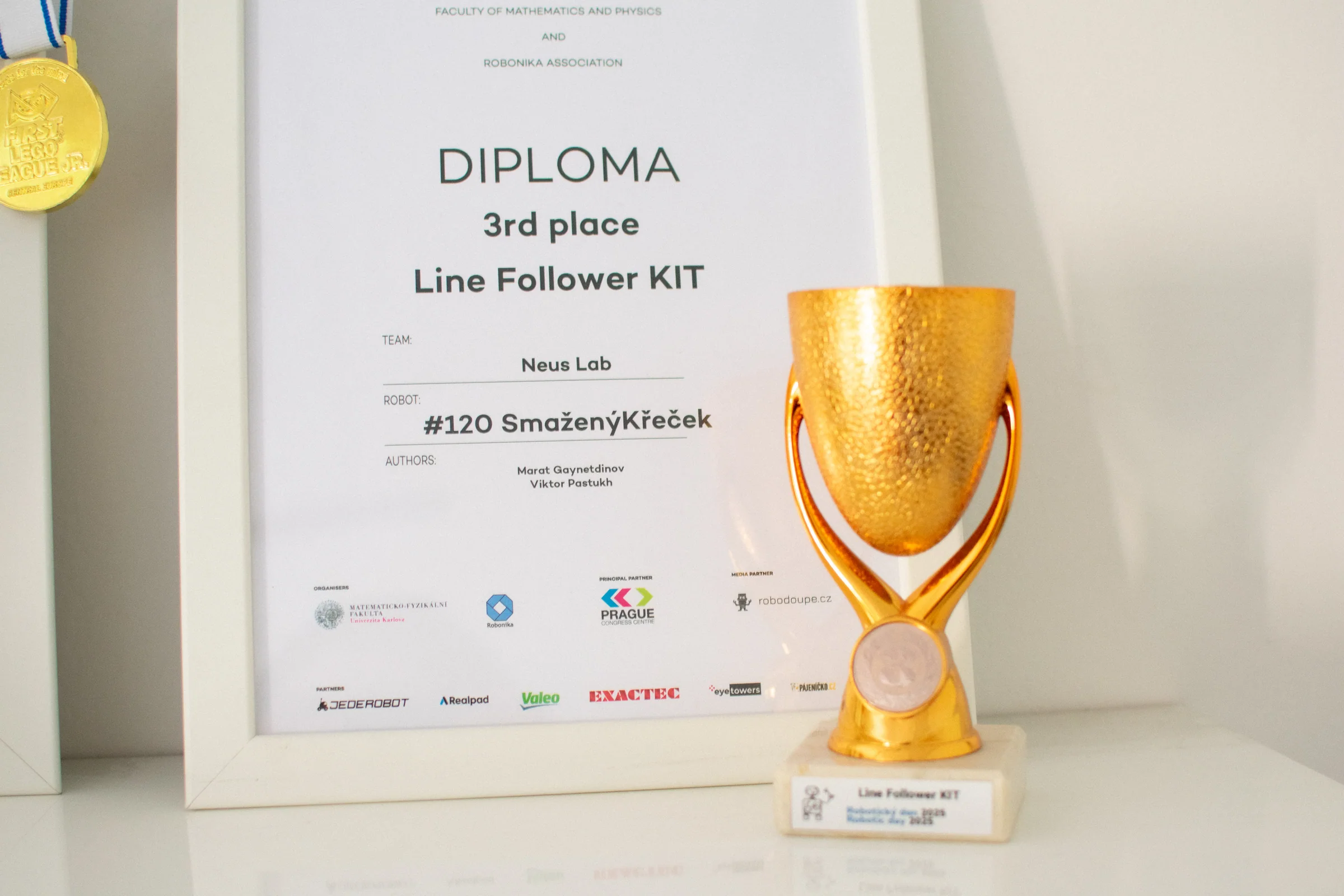 Pohár a diplom za třetí místo v Line Follower KIT na Robotickém dni 2025