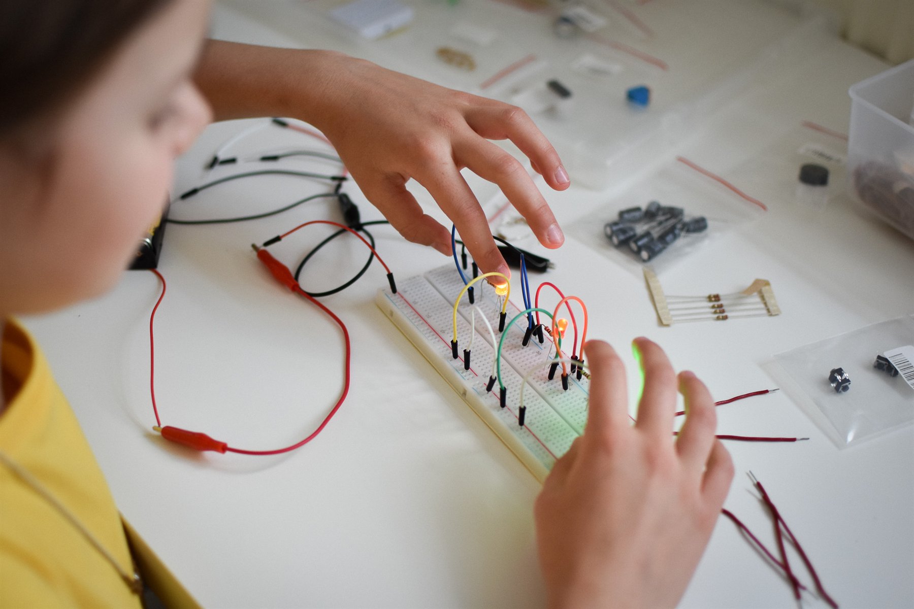 Děti při praktické práci v programu Minis, 1