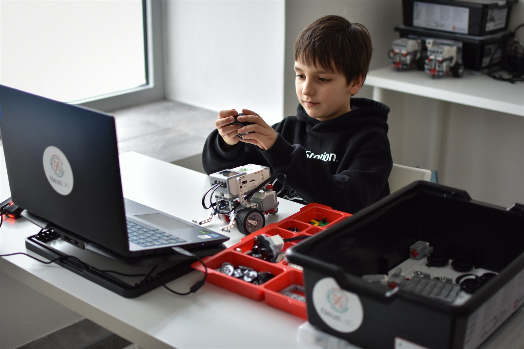 Děti při praktické práci v programu Minis, 3