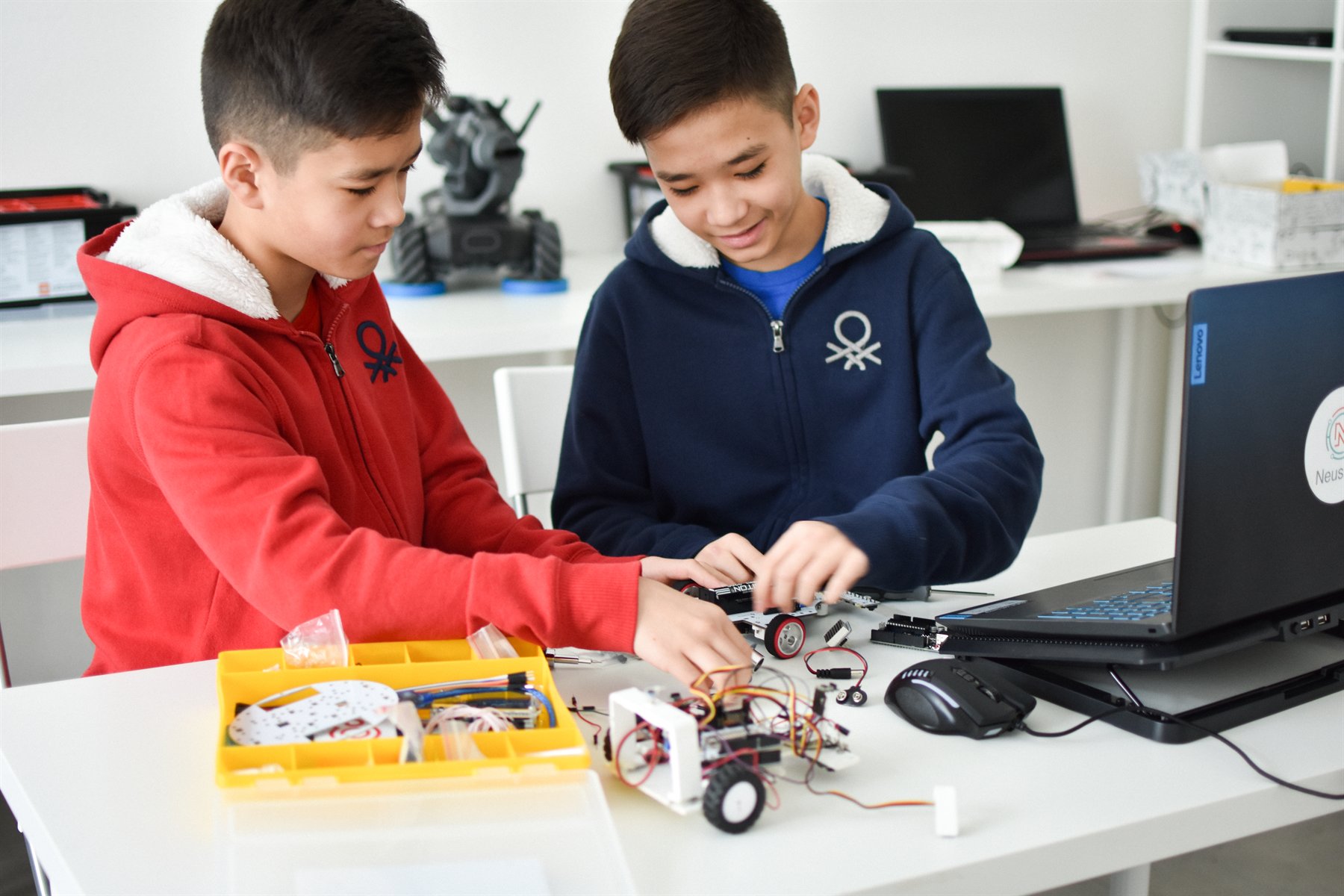 Děti při praktické práci v programu Minis, 4