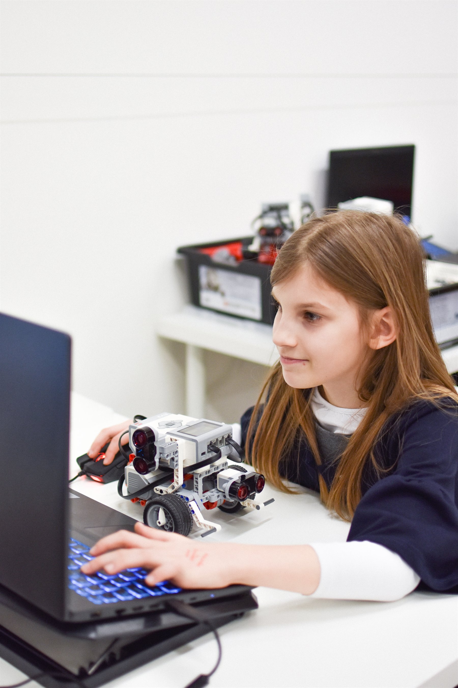 Děti při praktické práci v programu Minis, 6