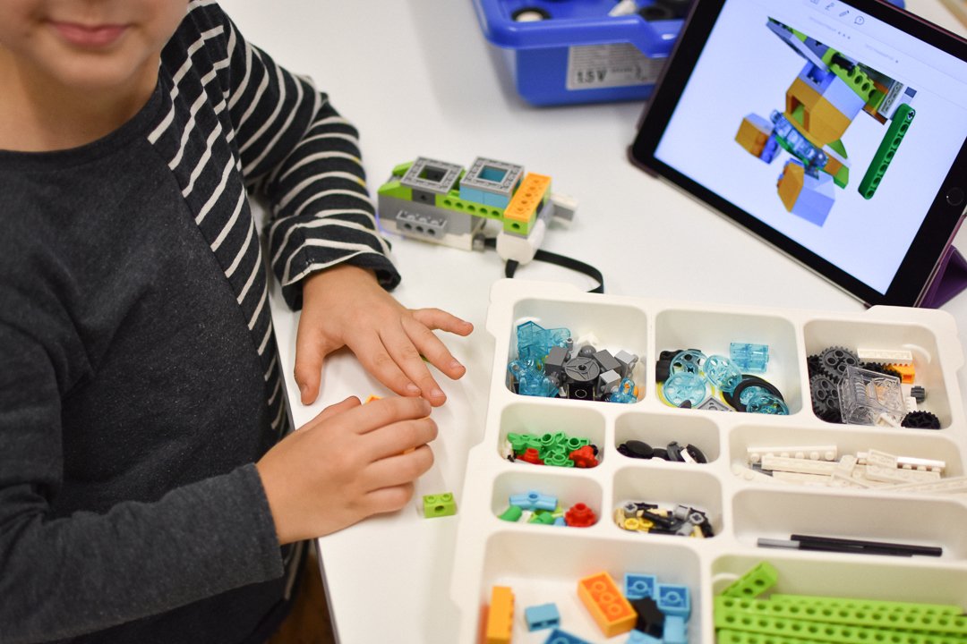Děti při praktické práci v programu Minis, 5