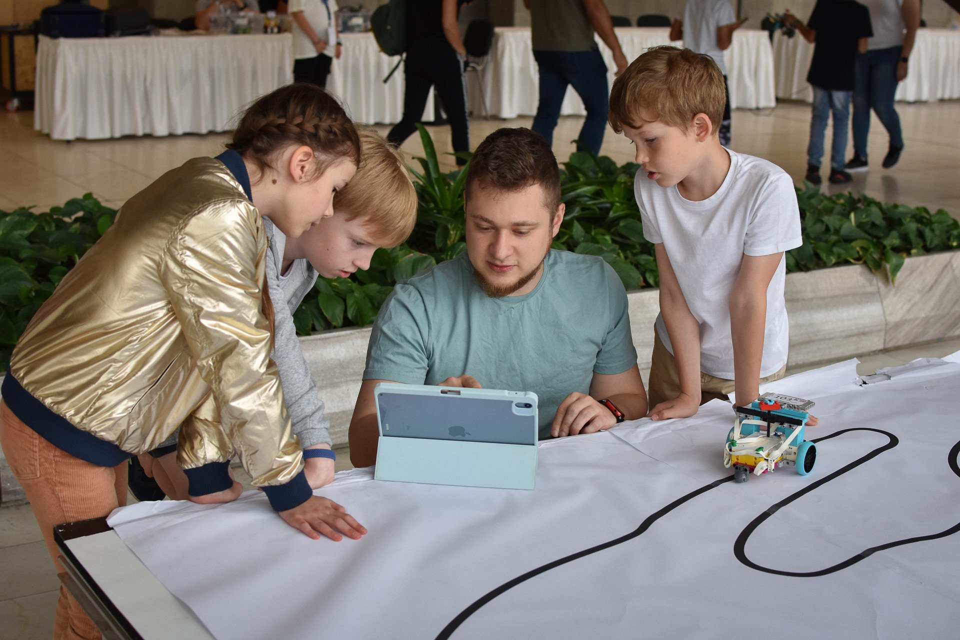 Děti při praktické práci v programu Minis, 7